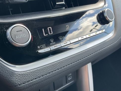 Used 2023 Toyota Corolla Cross SE image 11