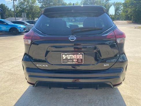 Used 2023 Nissan Kicks SR w/ SR Premium Package FWD image 5