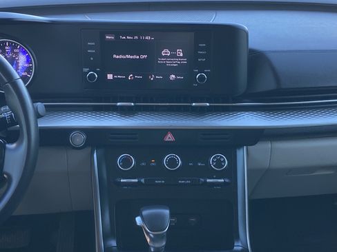 Used 2024 Kia Carnival LX image 20