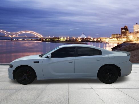 Used 2018 Dodge Charger SXT image 2