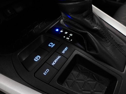 Used 2021 Toyota RAV4 XLE w/ Convenience Package FWD image 33