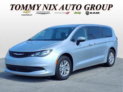 Used 2022 Chrysler Voyager LX image 1