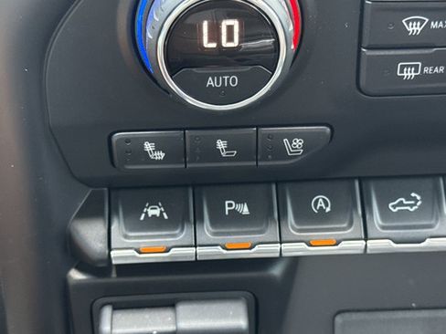 Used 2019 Chevrolet Silverado 1500 High Country w/ Technology Package AWD/4WD image 18