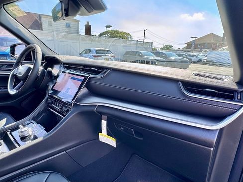 New 2025 Jeep Grand Cherokee Limited w/ Black Appearance Package image 18