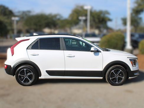 Used 2025 Kia Niro LX image 5