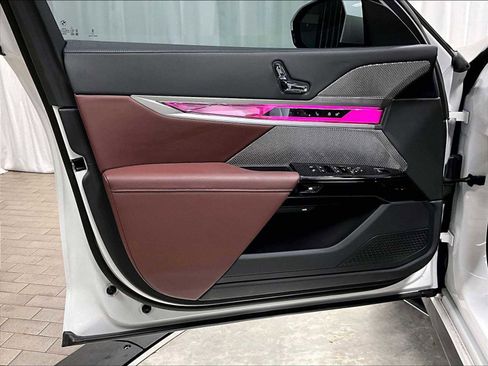 Used 2025 BMW 760i xDrive w/ Premium Package image 25