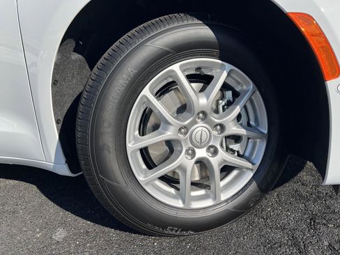 New 2026 Chrysler Pacifica Select image 2