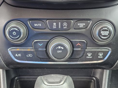 Used 2021 Jeep Cherokee Latitude FWD image 26