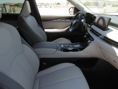 Used 2026 INFINITI QX60 Luxe w/ Family Package AWD/4WD image 9