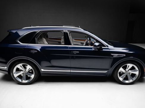 Used 2024 Bentley Bentayga AWD/4WD image 34