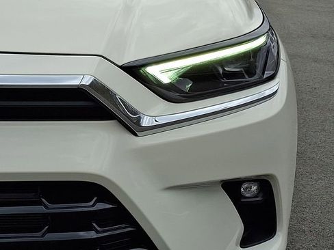 Used 2024 Toyota Grand Highlander Limited image 9