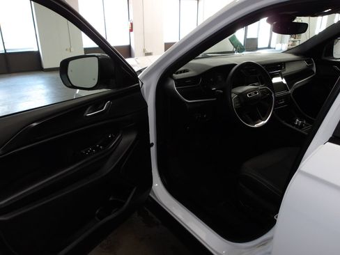 Used 2024 Jeep Grand Cherokee L Laredo AWD/4WD image 8
