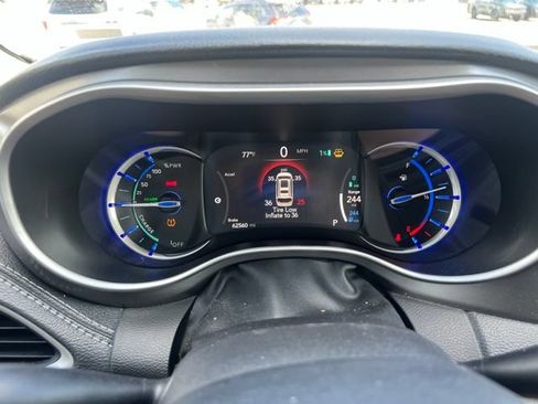 Used 2024 Chrysler Pacifica Limited FWD image 3