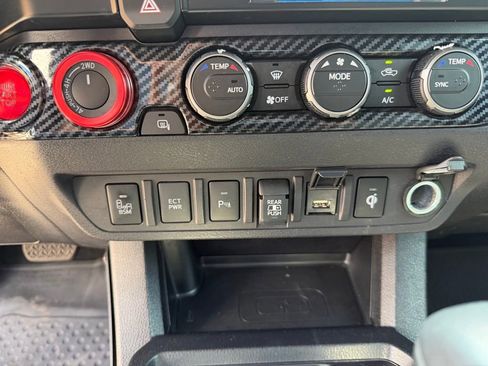 Used 2022 Toyota Tacoma TRD Off-Road w/ Technology Package AWD/4WD image 38
