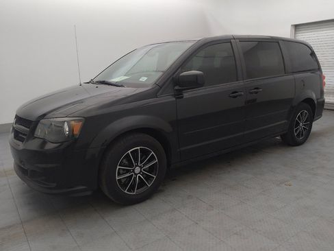 Used 2017 Dodge Grand Caravan SE image 2