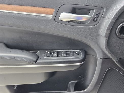 Used 2020 Chrysler 300 C image 28