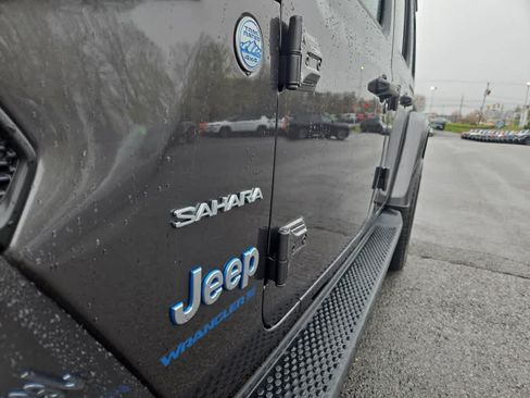 Used 2023 Jeep Wrangler Unlimited Sahara w/ Cold Weather Group AWD/4WD image 17