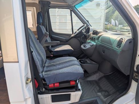 Used 2005 Freightliner Sprinter 2500 RWD image 12