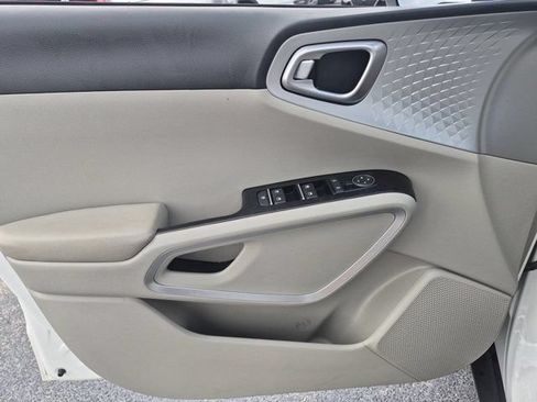 Used 2025 Kia Soul LX FWD image 11