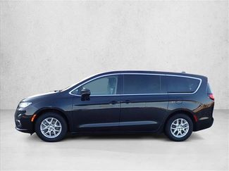 Used 2023 Chrysler Pacifica Touring-L FWD video 2