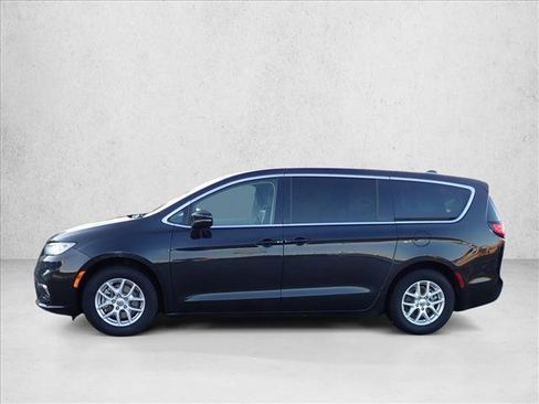 Used 2023 Chrysler Pacifica Touring-L FWD image 2