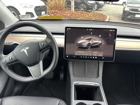 Used 2022 Tesla Model Y Long Range image 8