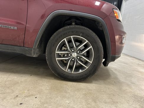 Used 2018 Jeep Grand Cherokee Laredo AWD/4WD image 13