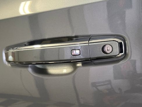 Used 2025 Chevrolet Suburban High Country image 10