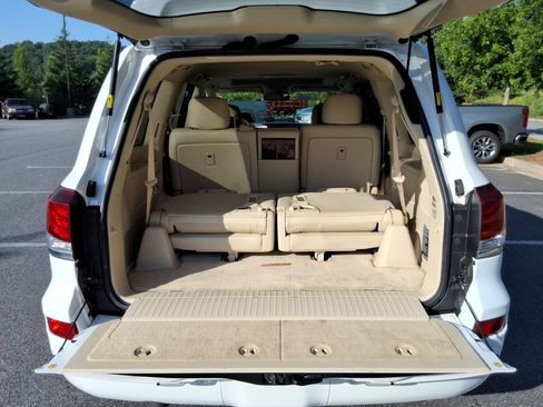 Used 2013 Lexus LX 570 4WD w/ Luxury Pkg image 17