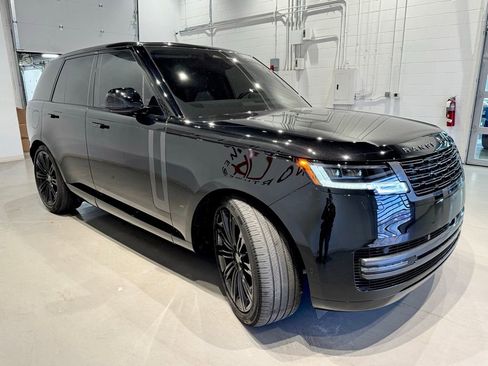 Used 2025 Land Rover Range Rover SE AWD/4WD image 3