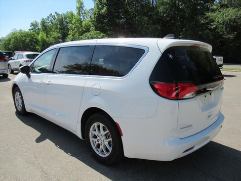 Used 2023 Chrysler Voyager LX FWD image 3