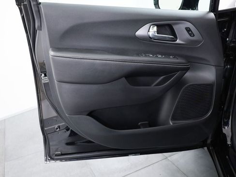 New 2026 Chrysler Pacifica Select image 7