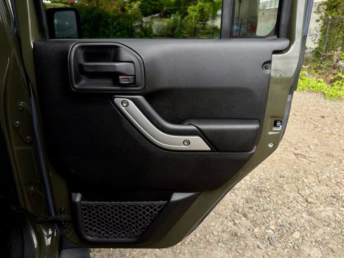 Used 2015 Jeep Wrangler Unlimited Sahara w/ Connectivity Group AWD/4WD image 28
