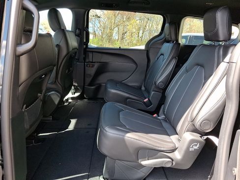 New 2026 Chrysler Pacifica Select image 6