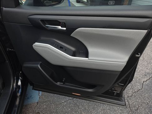 Used 2021 Toyota Highlander XLE FWD image 25