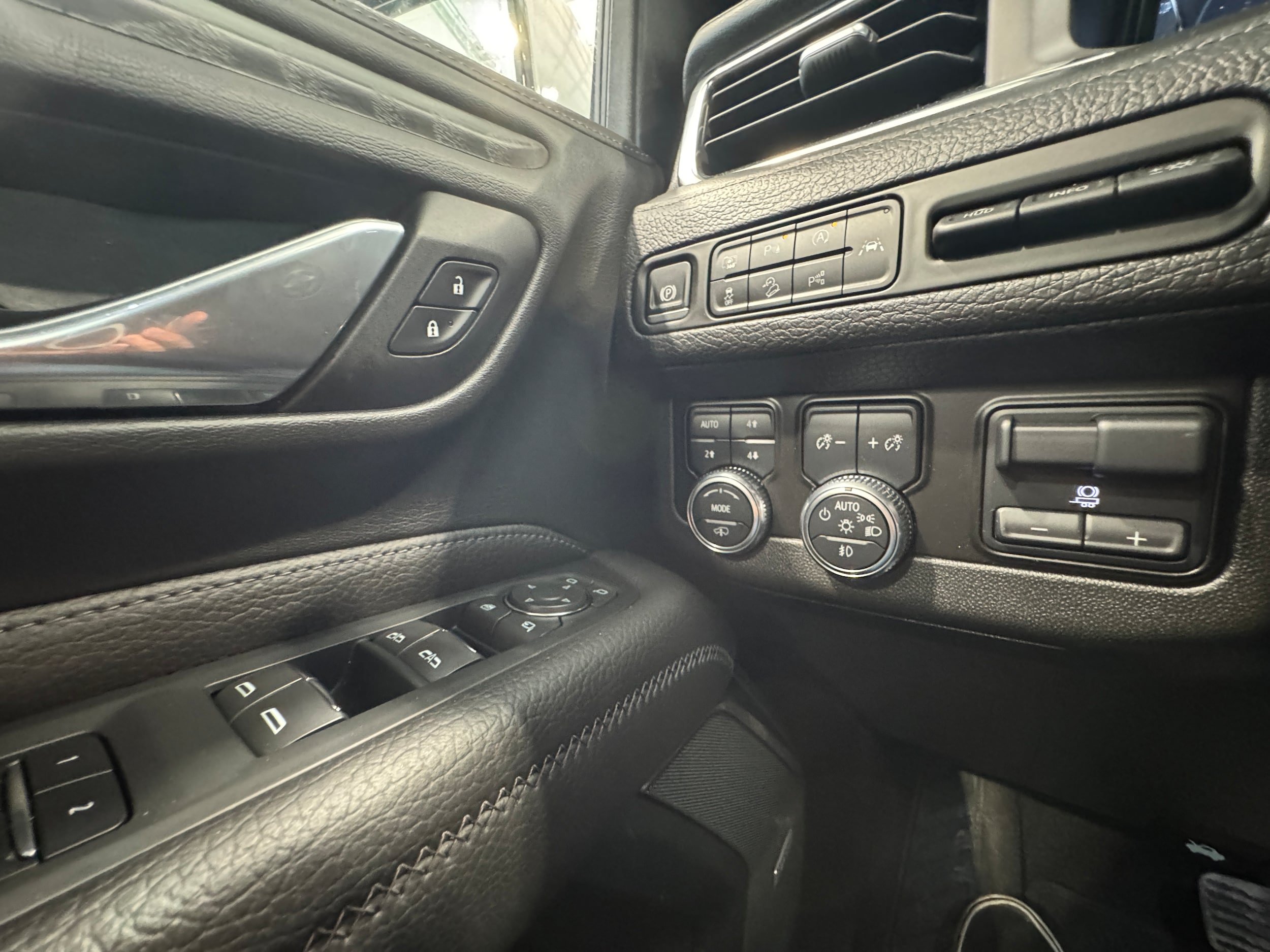 Used 2024 GMC Yukon XL Denali w/ Advanced Technology Package AWD/4WD image 21