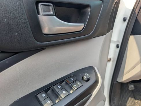 Used 2018 Toyota Highlander XLE AWD/4WD image 15