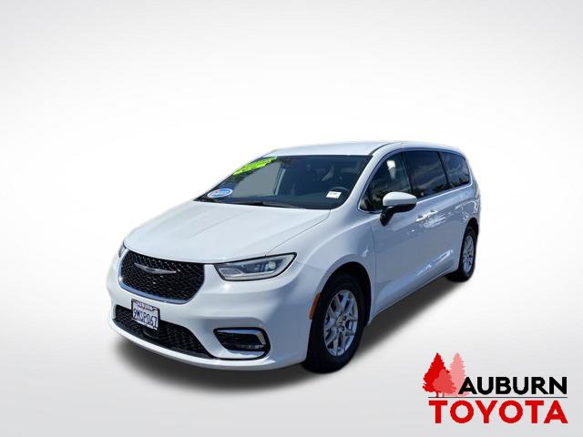 Used 2023 Chrysler Pacifica Touring-L FWD image 3