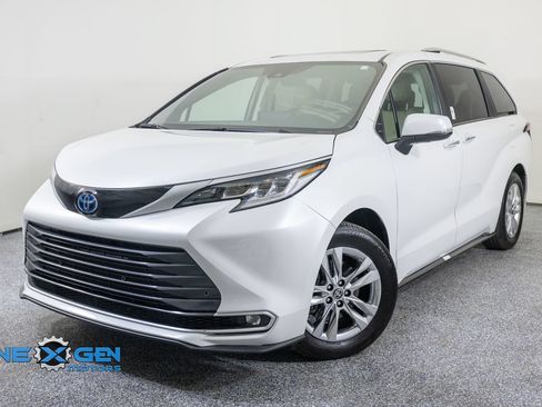 Used 2024 Toyota Sienna Limited AWD/4WD image 3