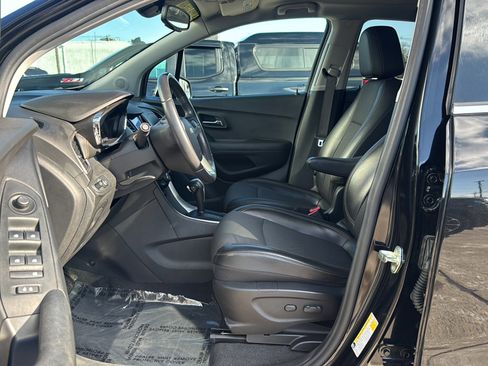 Used 2020 Chevrolet Trax LT w/ LT Convenience Package image 12