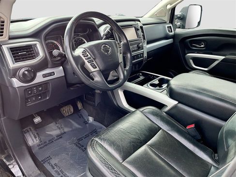Used 2018 Nissan Titan PRO-4X w/ Pro-4x Convenience Package image 9
