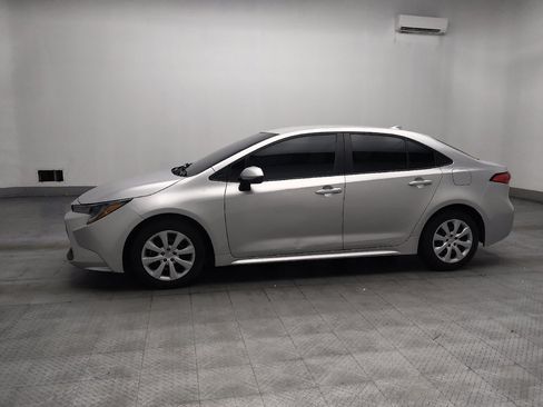 Used 2022 Toyota Corolla LE FWD image 2