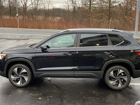 New 2026 Volkswagen Taos SE image 8