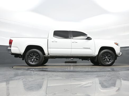 Used 2021 Toyota Tacoma SR5 AWD/4WD image 31