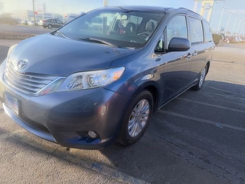 Used 2015 Toyota Sienna XLE Premium image 7