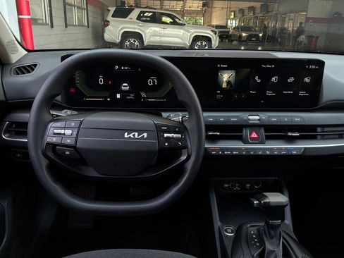 Used 2025 Kia K4 FWD image 12