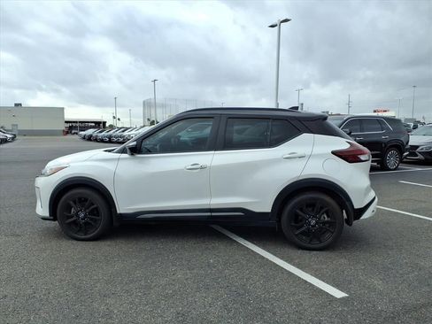 Used 2023 Nissan Kicks SR image 2