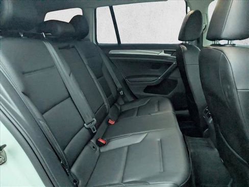 Used 2017 Volkswagen Golf S image 19