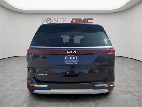 Used 2024 Kia Carnival LX FWD image 4