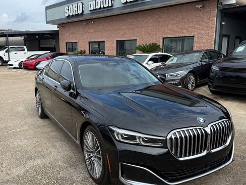 Used 2022 BMW 740i w/ Premium Package image 3